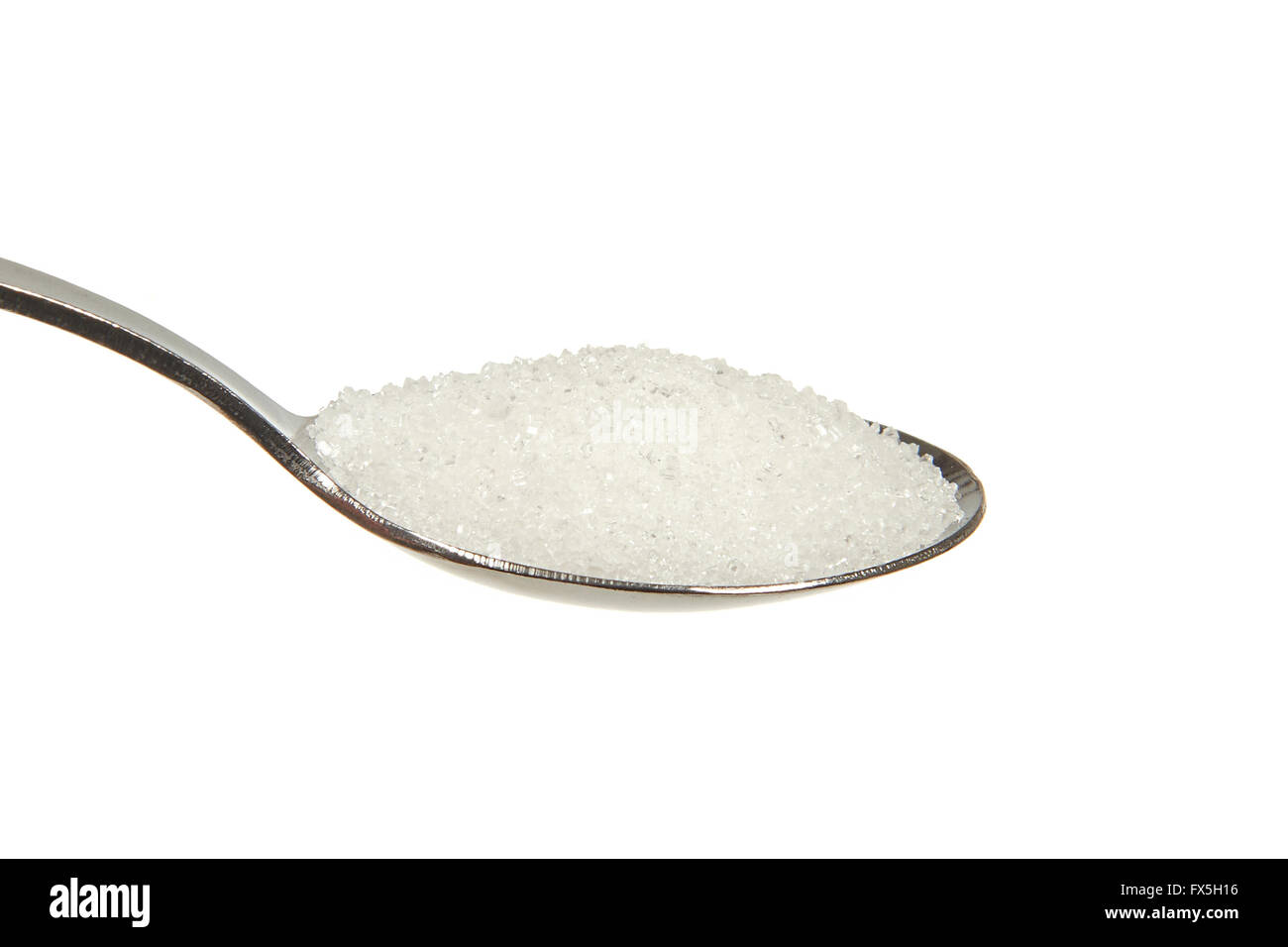 Zucker auf einen Teelöffel auf weißem Hintergrund Stockfoto