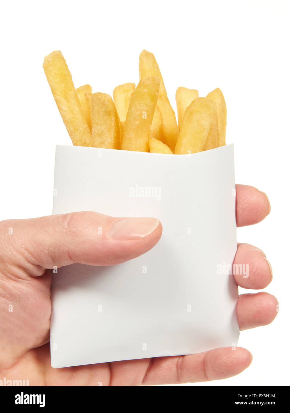 Hand, die Pommes frites in eine weiße Papiertüte Stockfoto