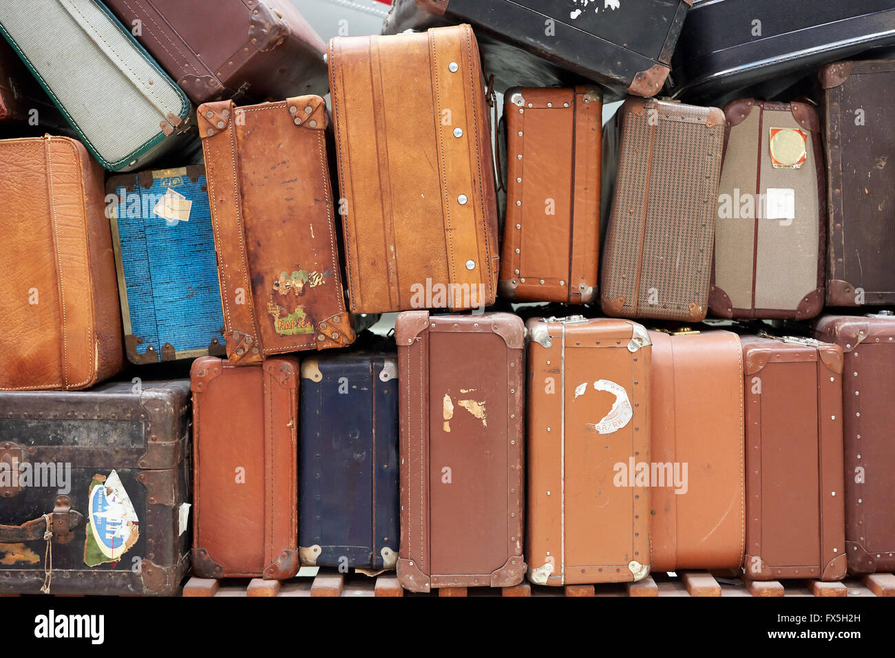 Alte Koffer in einem großen Haufen von der Seite gesehen Stockfoto
