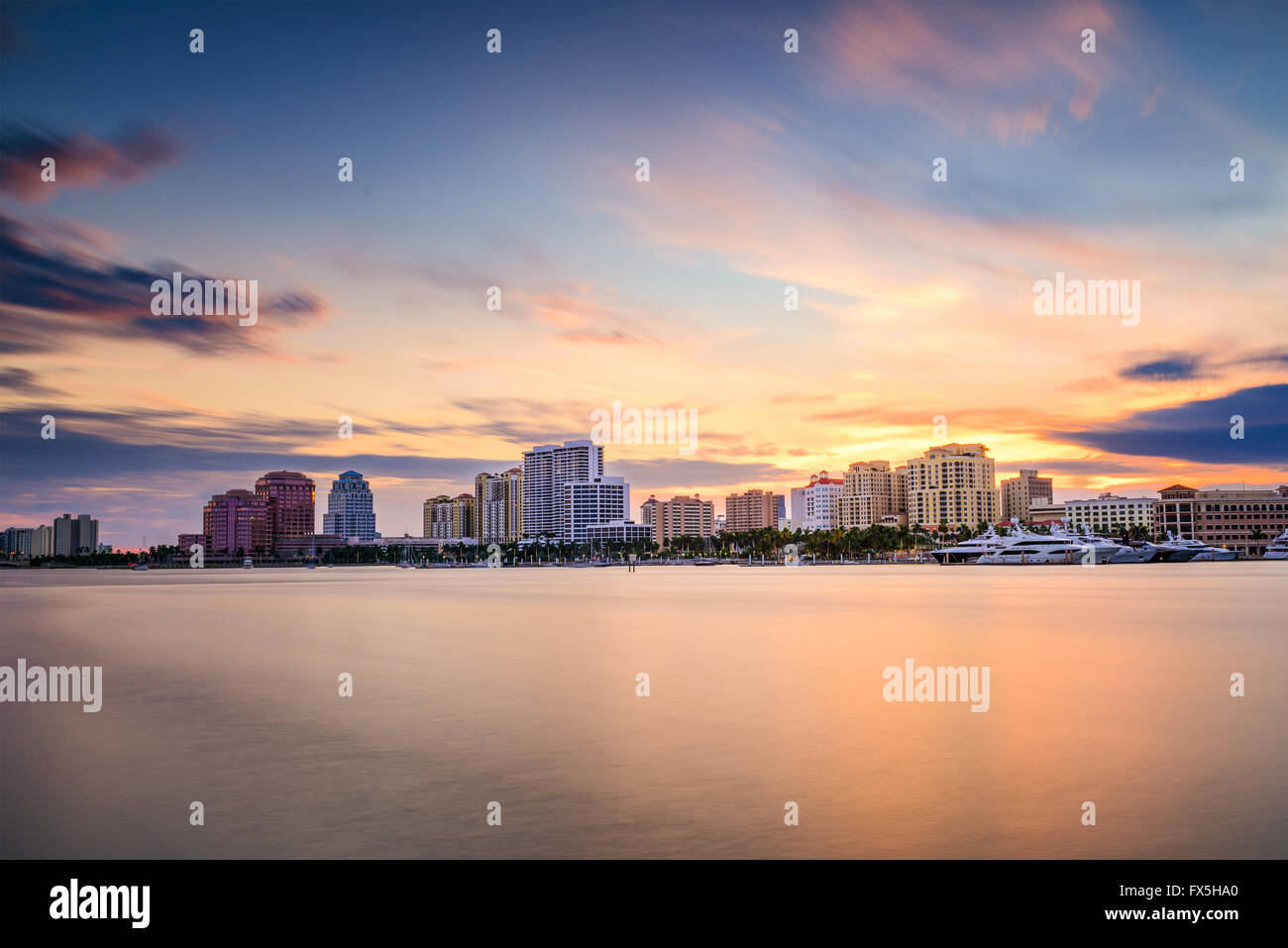 West Palm Beach, Florida, USA Skyline der Stadt auf den Intracoastal Waterway. Stockfoto