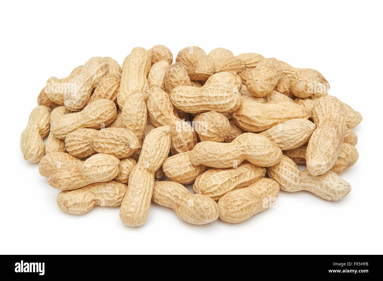 Nahaufnahme Bild von geschälten Erdnüssen auf weißem Hintergrund Stockfoto