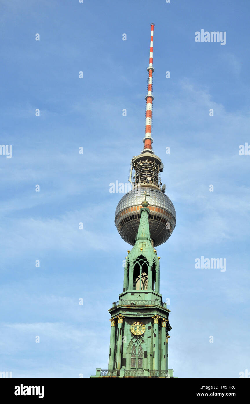 Turm der Marienkirche gegen Berlins TV-Tower Berlin Deutschland Stockfoto