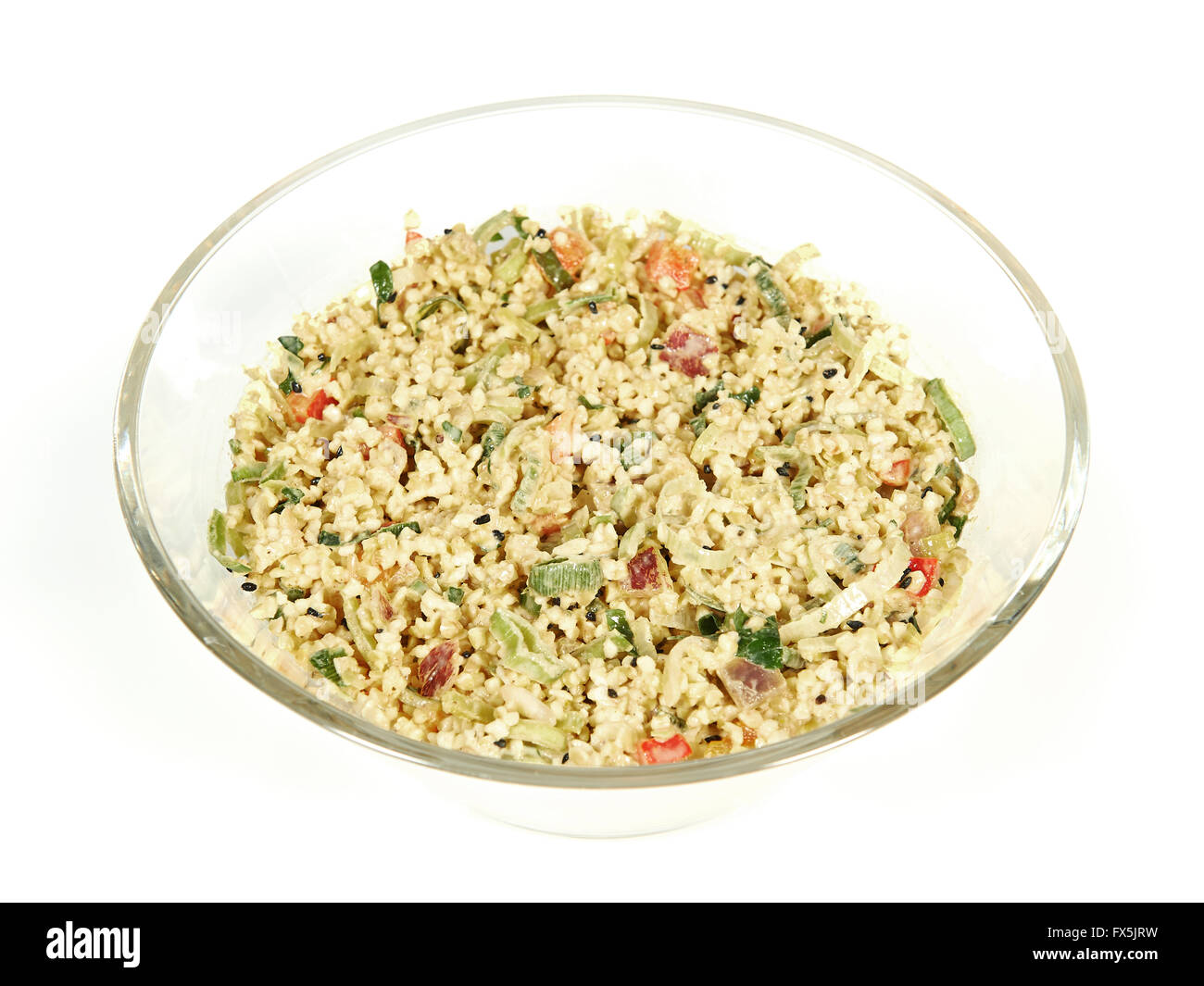 Bulgur Salat isoliert auf weißem Hintergrund Stockfoto