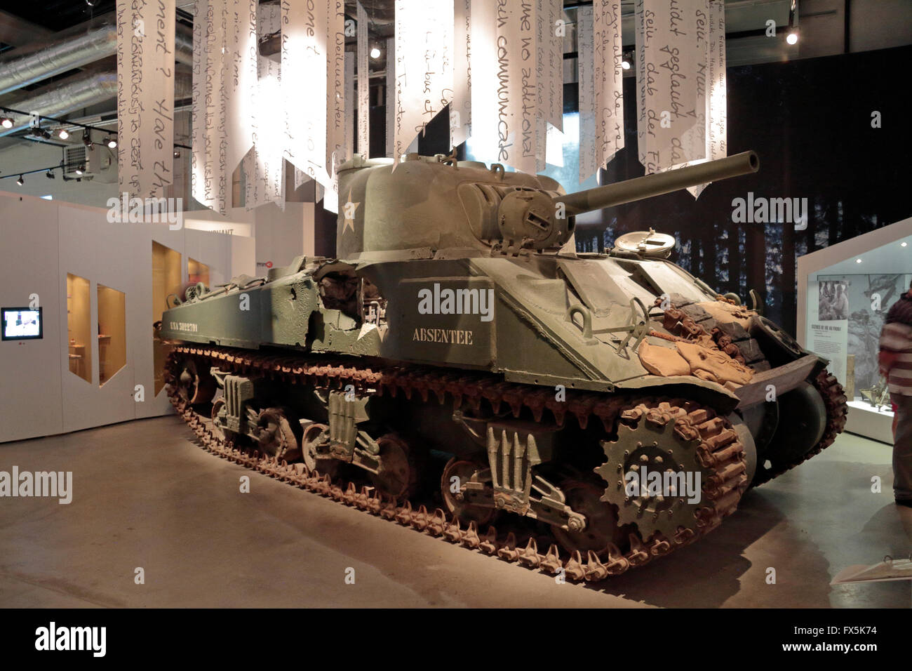 Ein stark beschädigtes amerikanischen M4 Sherman-Panzer in Bastogne Kriegsmuseum, Bastogne, Belgien. Stockfoto