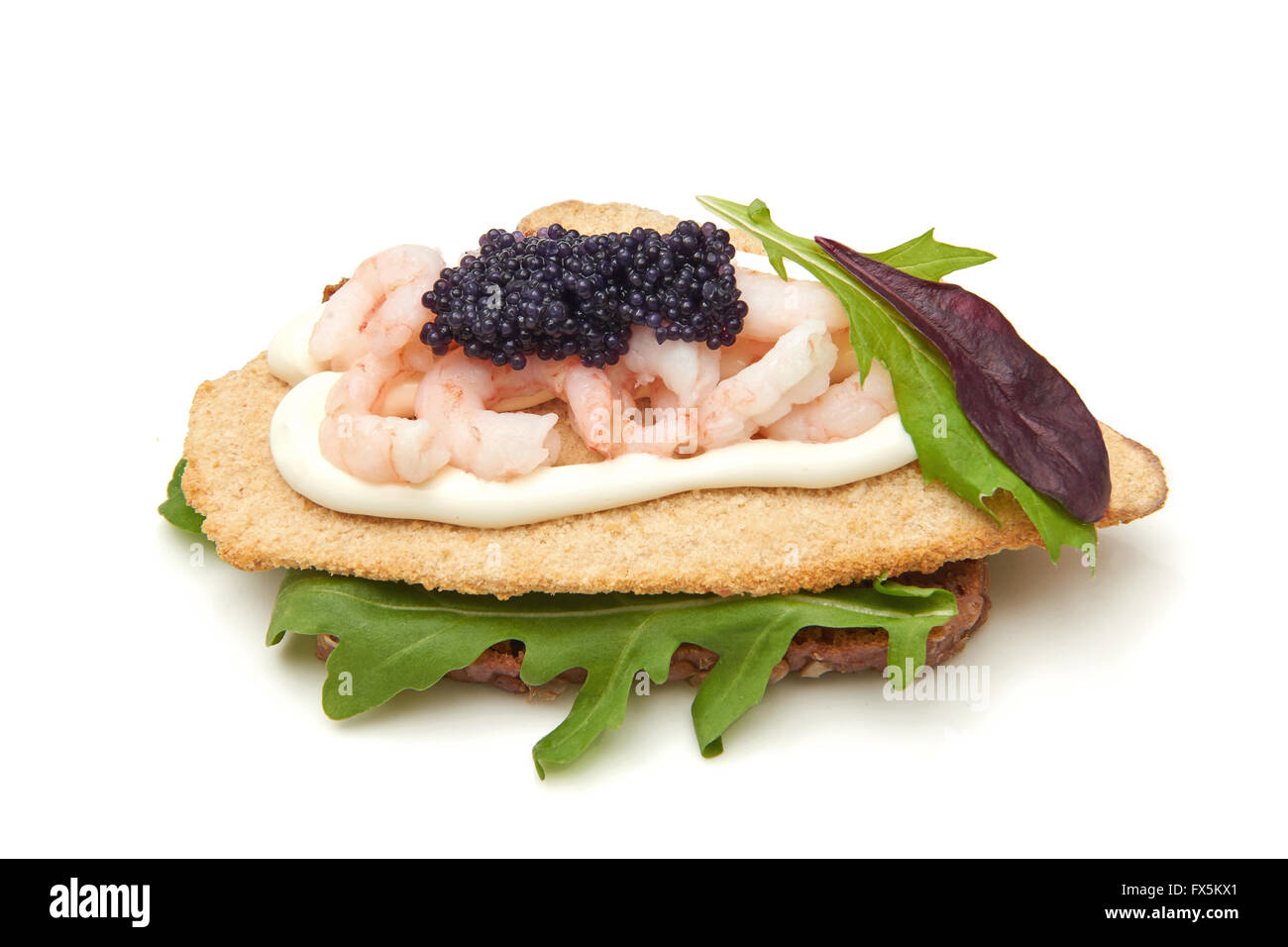 Schwarzbrot, garniert mit Salat, Panierter Fisch, Mayonnaise, Garnelen und Kaviar Stockfoto
