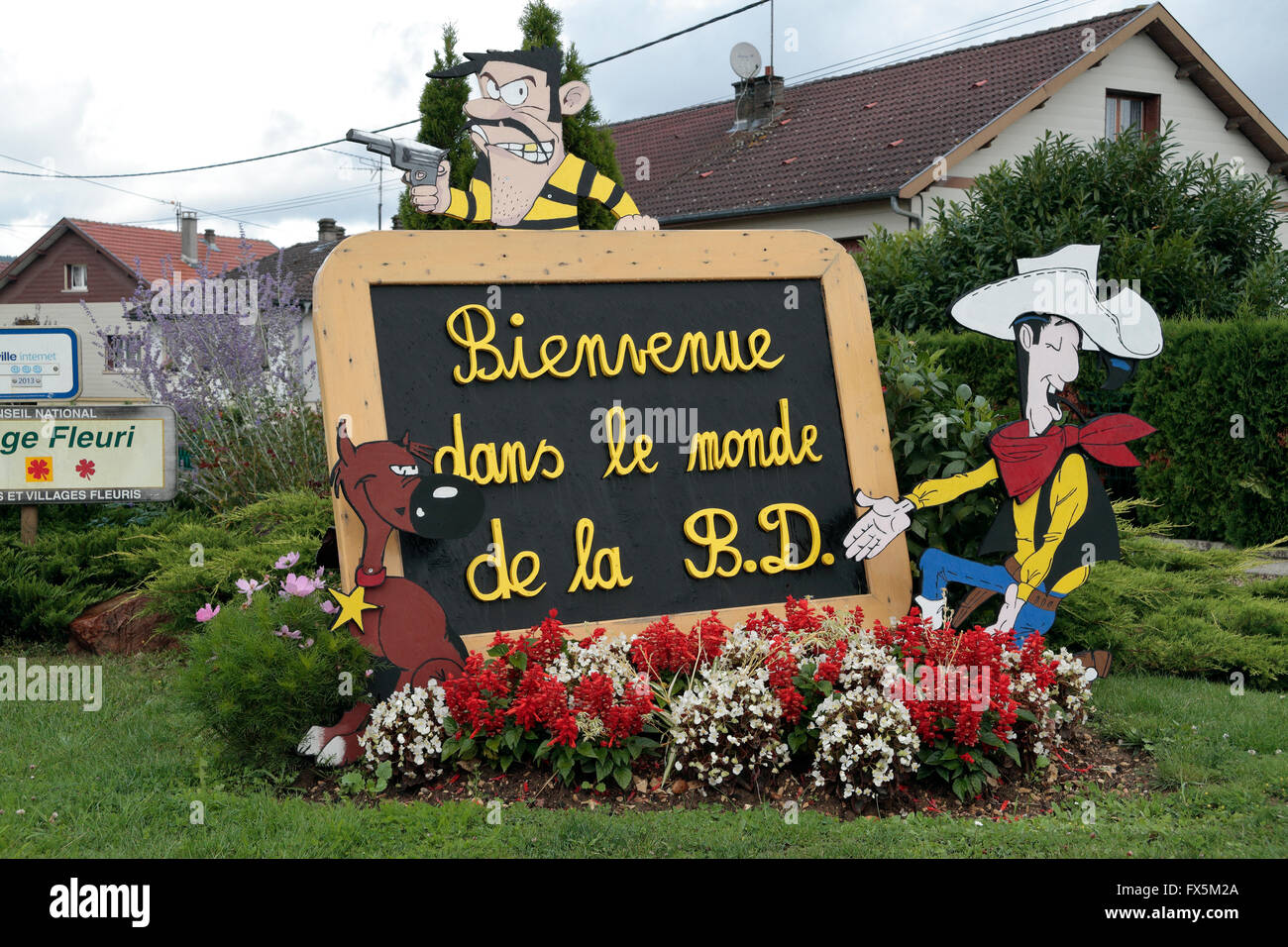 "Willkommen in der Welt der Comics" Hinweis in einem kleinen Dorf in der Nähe von Verdun in Frankreich nehmen vervollständigen in Villes-et-Dörfer-Fleuris. Stockfoto
