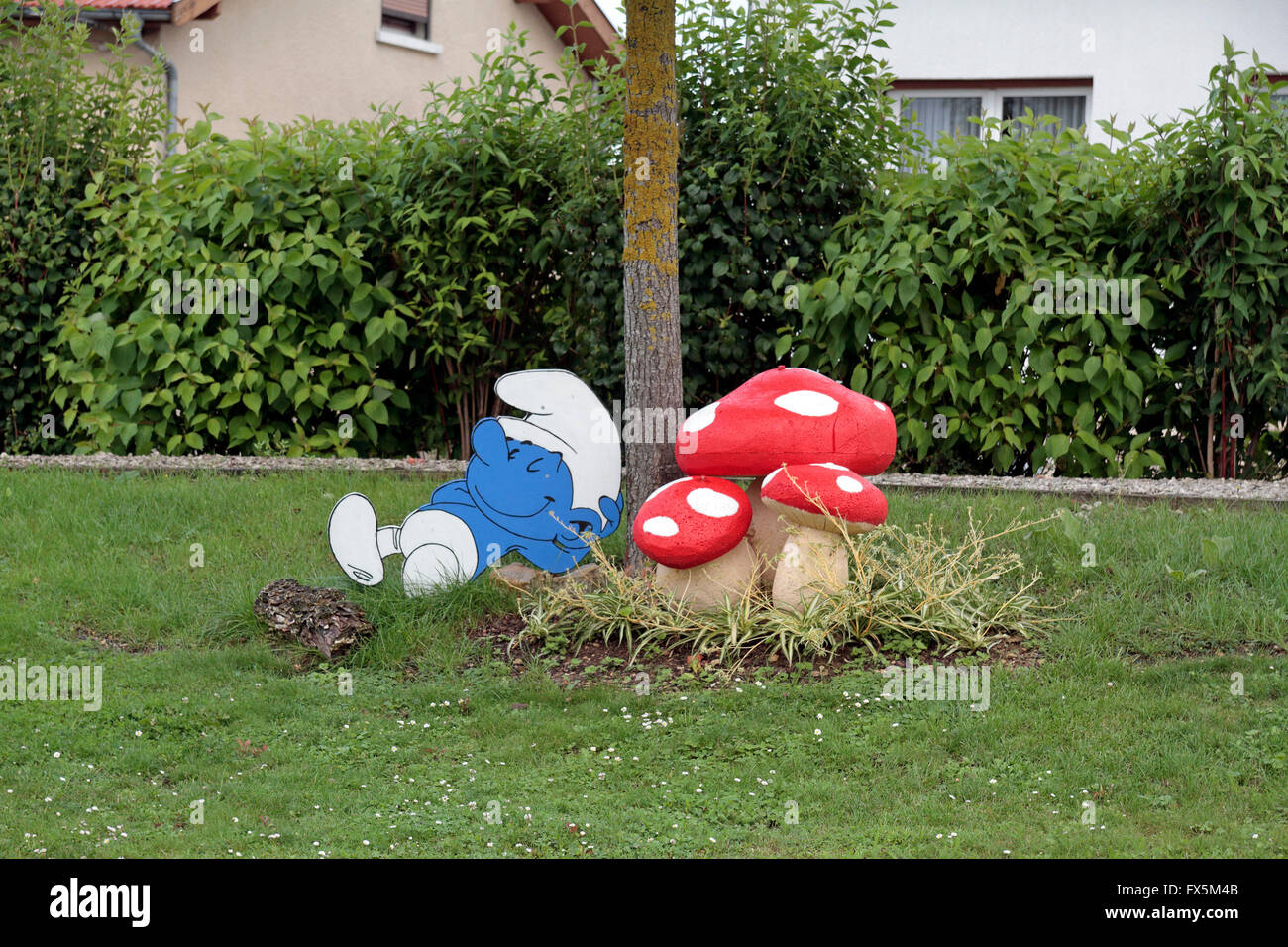 Comic-Figur (Smurf und Pilz) inspiriert Gartenmöbel in einem kleinen Dorf in der Nähe von Verdun in Frankreich. Stockfoto