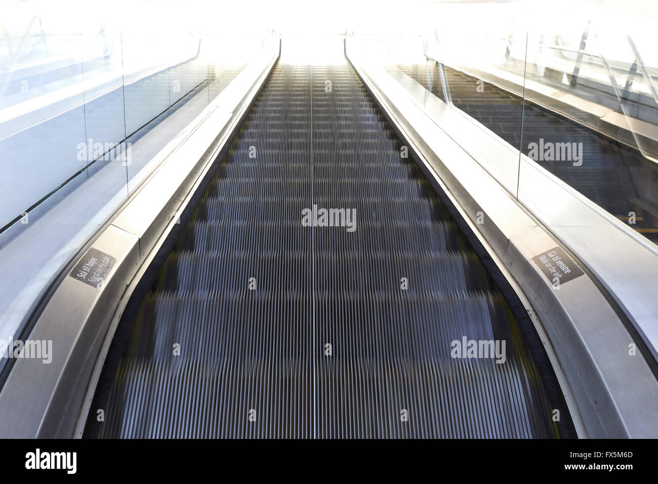 Bewegende Rolltreppe gesehen von oben mit Bewegungsunschärfe Stockfoto