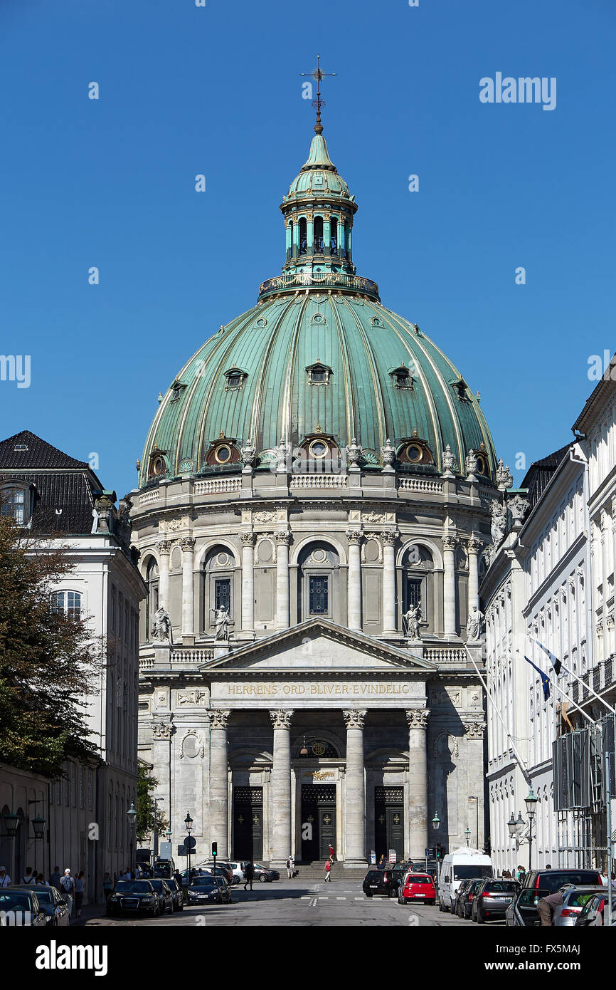 Die Marmor-Kirche in Kopenhagen mit blauem Himmel im Hintergrund Stockfoto