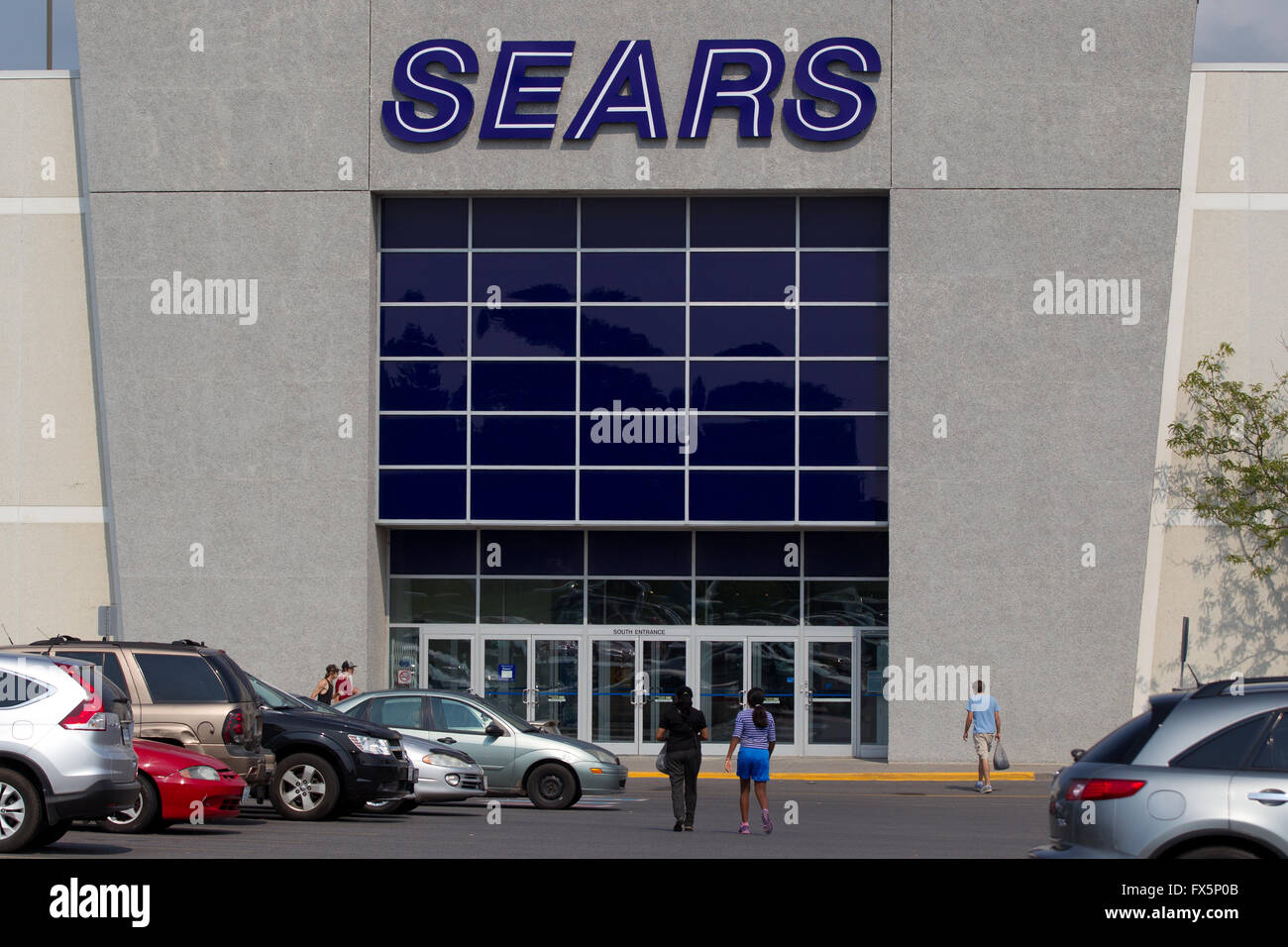 Menschen geben Sie den Sears Store am Cataraqui Zentrum in Kingston, Ontario, auf 1. September 2015. Stockfoto