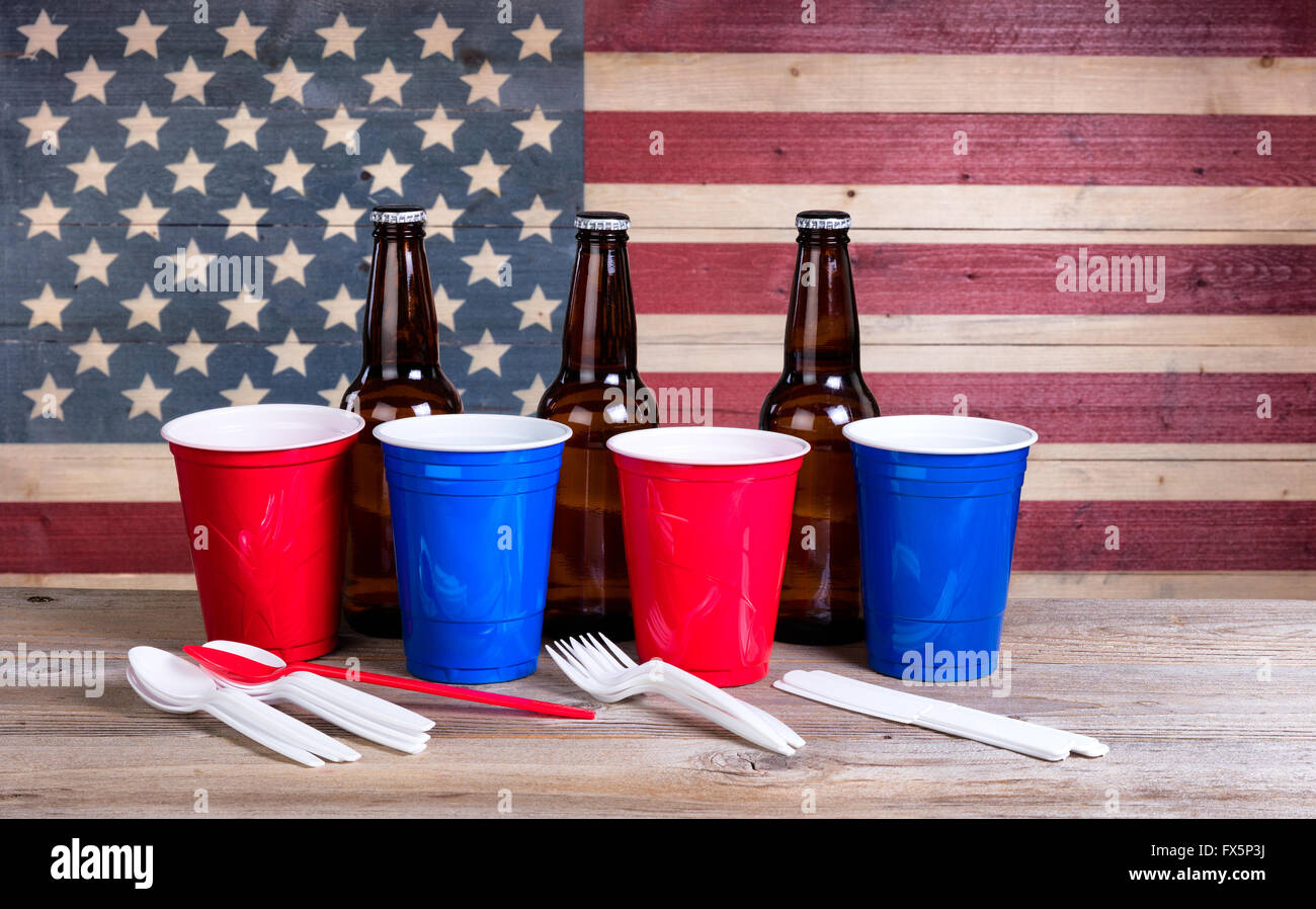 Party Stuff für Fourth Of July-fest mit Vintage Holz USA-Flagge im Hintergrund. Stockfoto