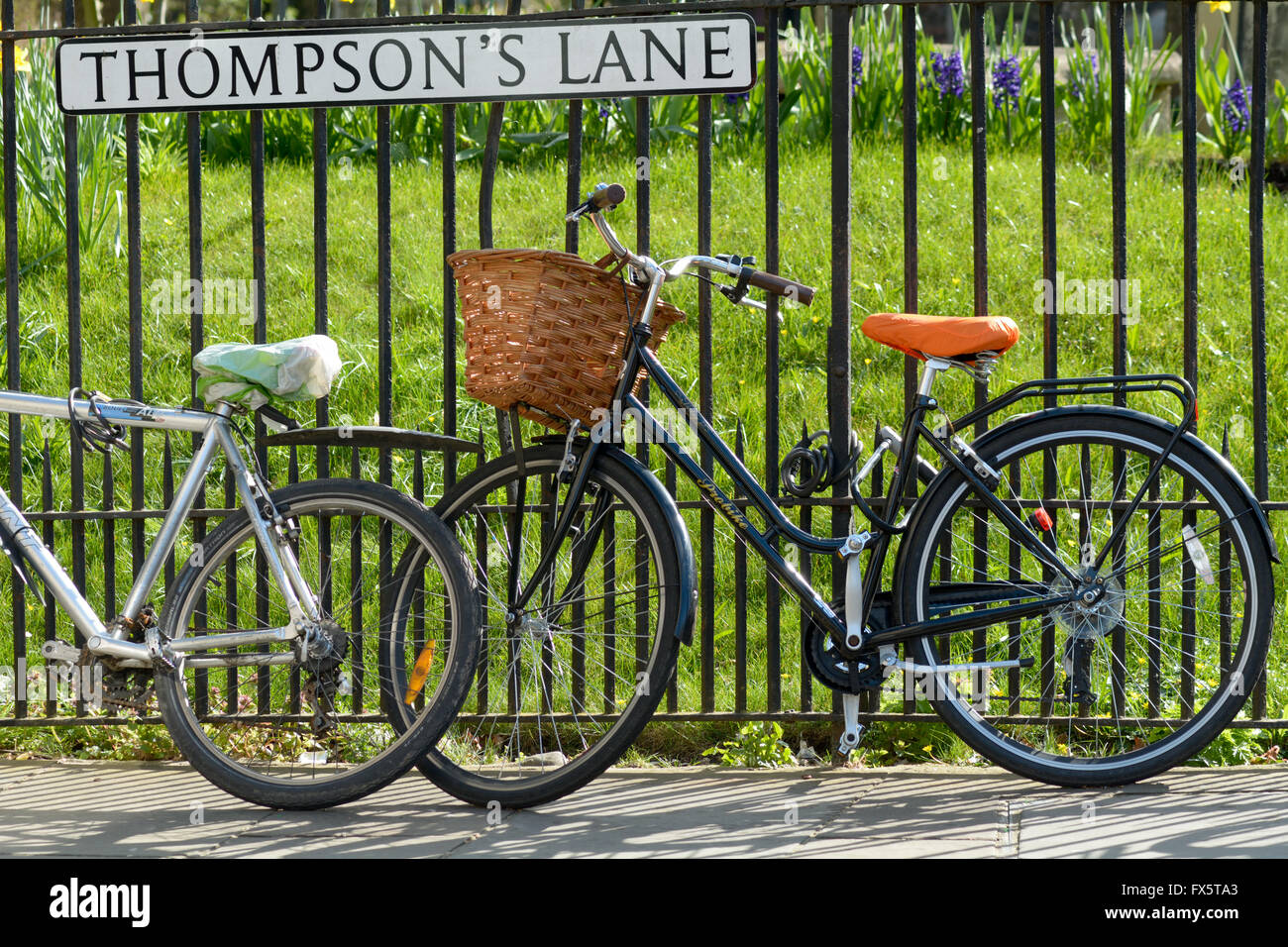 Studenten Fahrräder angekettet an Geländern in Universitätsstadt Cambridge, Cambridgeshire, England Stockfoto