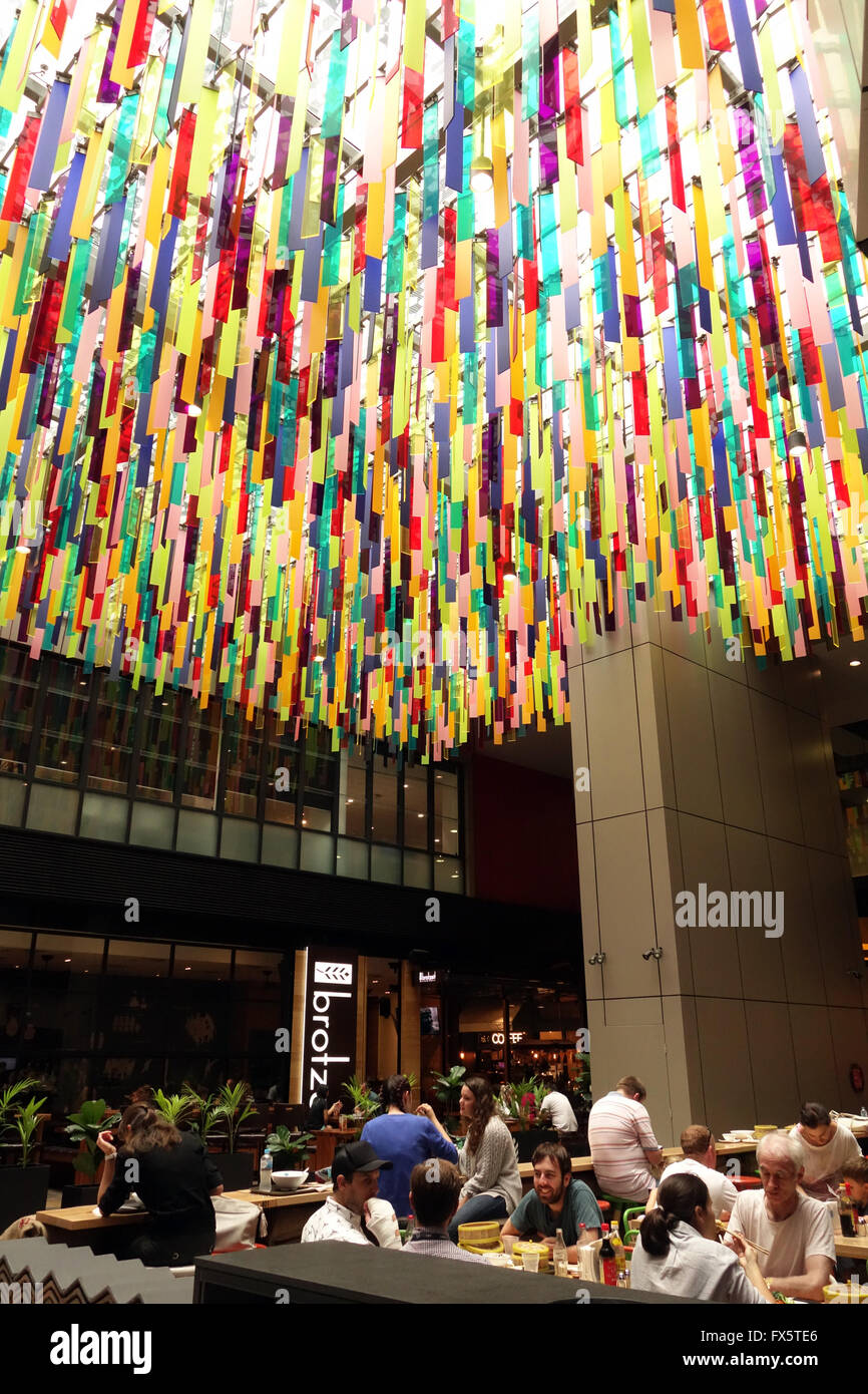 Menschen Essen in einem der vielen Restaurants im Bahnhof Lane, ein Nahrungsmittelgericht aus Murray Street Mall, Perth CBD, Western Australia Stockfoto