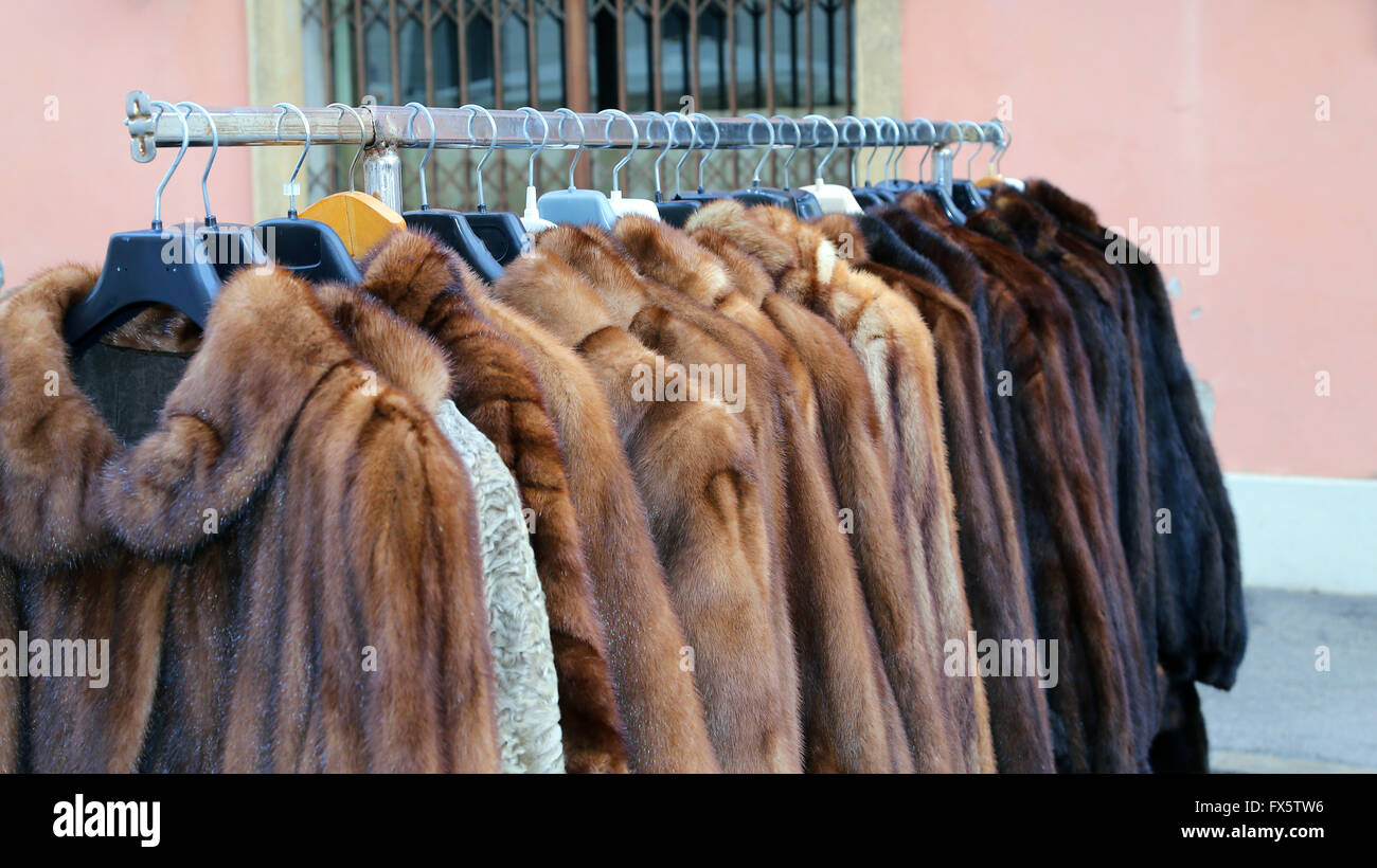 wertvolle Pelzmantel im Vintage-Stil auf dem Flohmarkt im freien Stockfoto