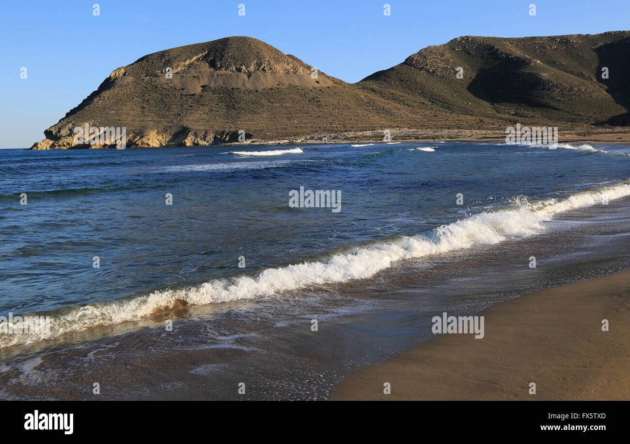Strand und Wellen am Playa de Playazo, Naturpark Cabo de Gata, Almeria, Spanien Stockfoto