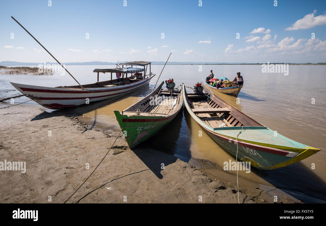 Boote auf dem Irrawaddy-Fluss in der Nähe von Nyaung-U, Myanmar Stockfoto