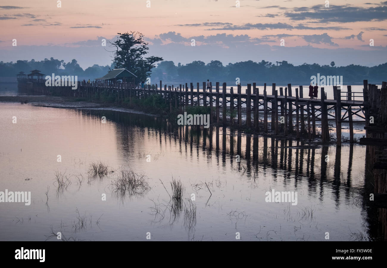U Bein Brücke im Morgengrauen Stockfoto