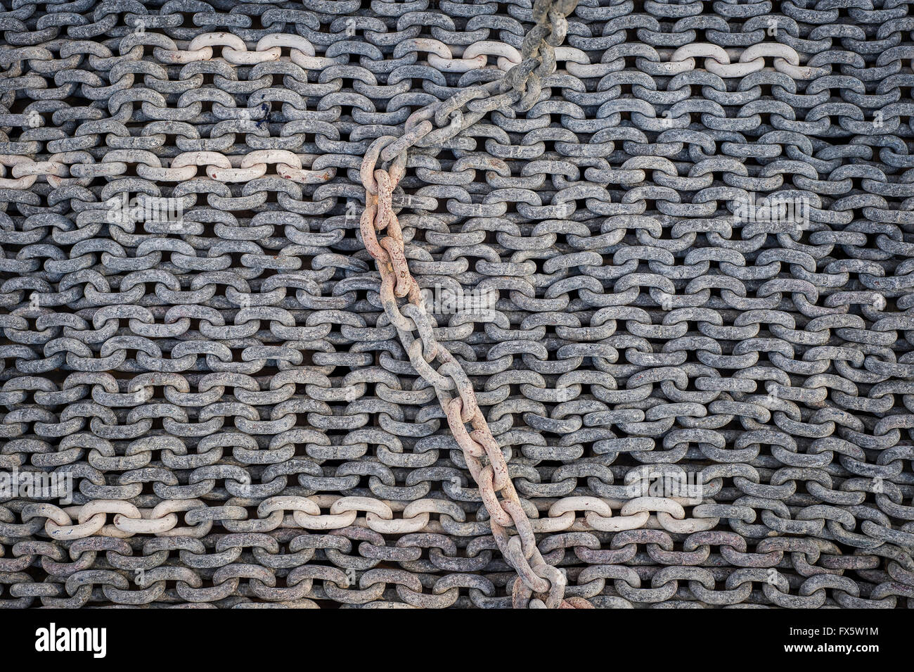 Metall Kette angelegt in geraden Linien erstellen Hintergrundtextur Stockfoto