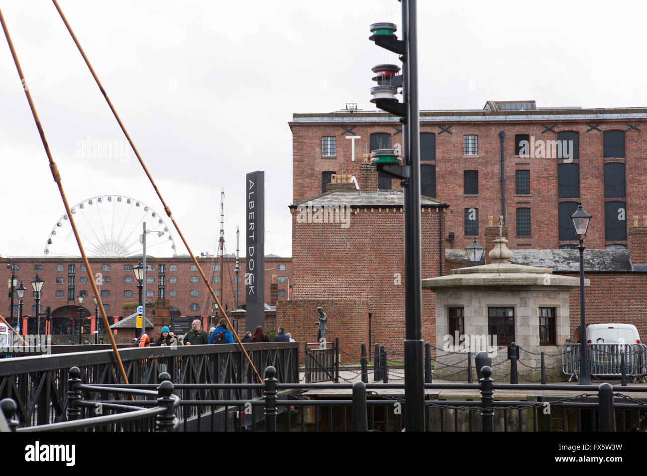 Toursits Vist Albert Dock in Liverpool, wo sich die Tate GAllery befindet. Stockfoto