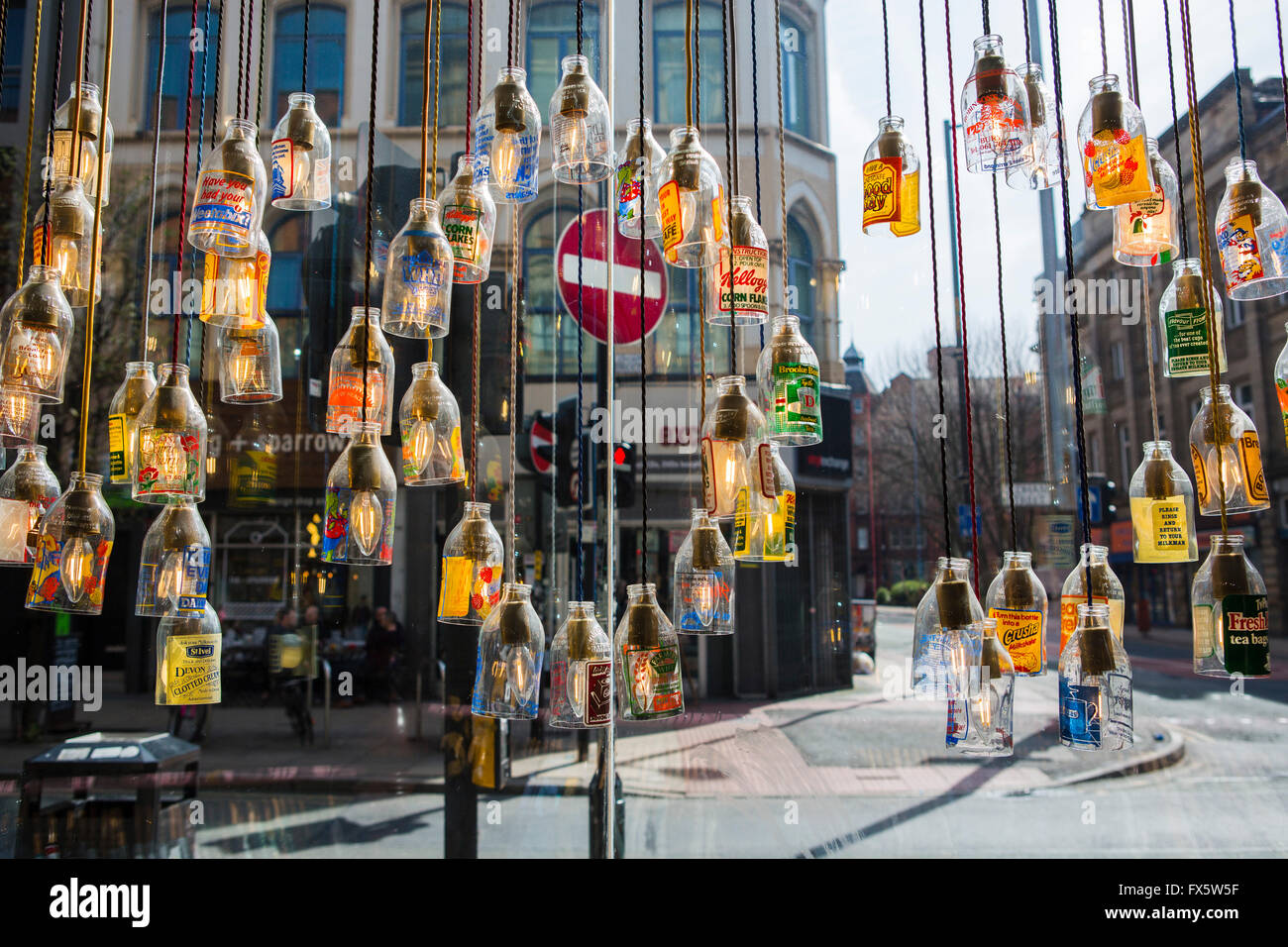 Blick aus einem Schaufenster mit Leuchten aus aus Flaschen im northern Quarter, Manchester, Uk. Stockfoto