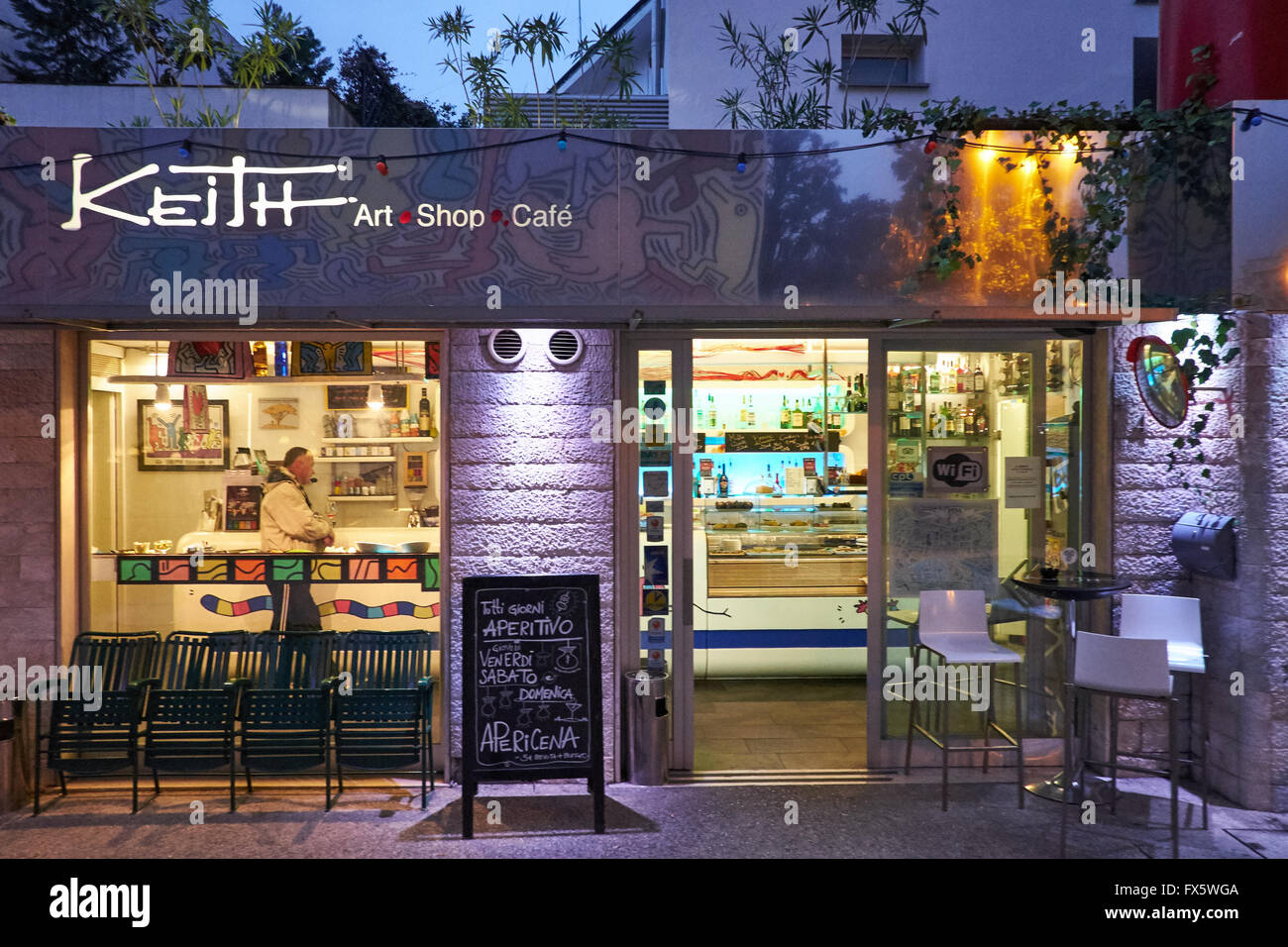 Keith Haring-Kunst-Shop und Café in Pisa, Italien gegenüber der Pisa-Wandbild. Stockfoto