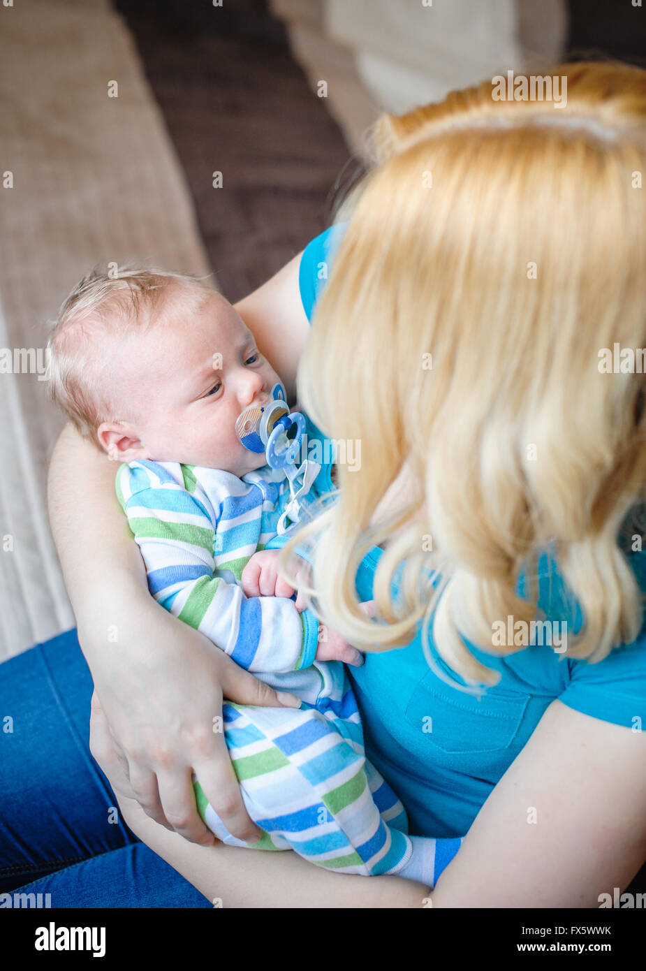 Mutter hält einen kleinen Jungen in ihren Armen Stockfoto