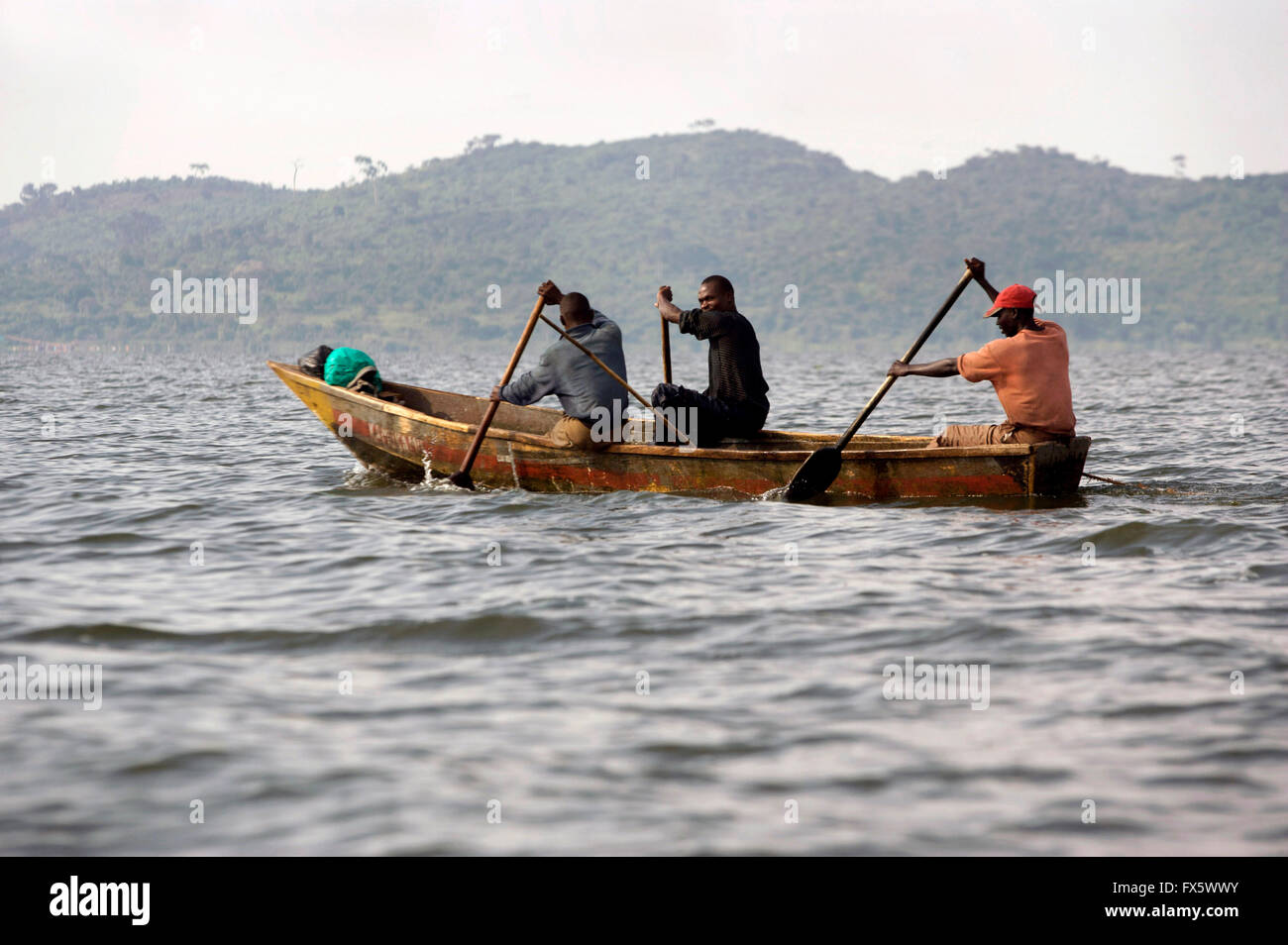 Männer, Paddeln im Kanu auf dem Viktoriasee, Uganda, Afrika ausgegraben Stockfoto