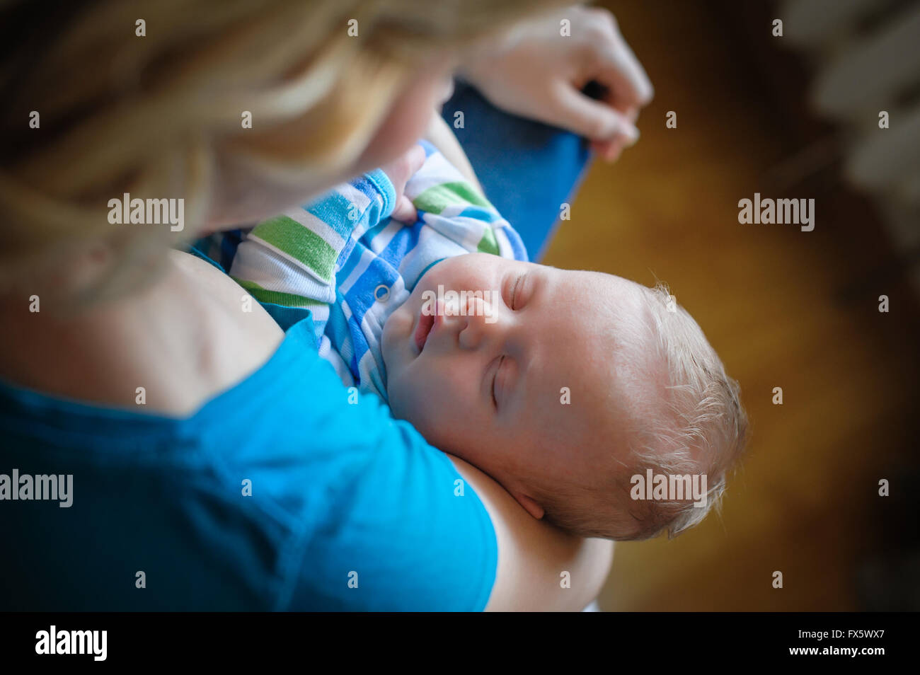 Mutter hält ein Schlaf baby wenig junge in die Arme Stockfoto