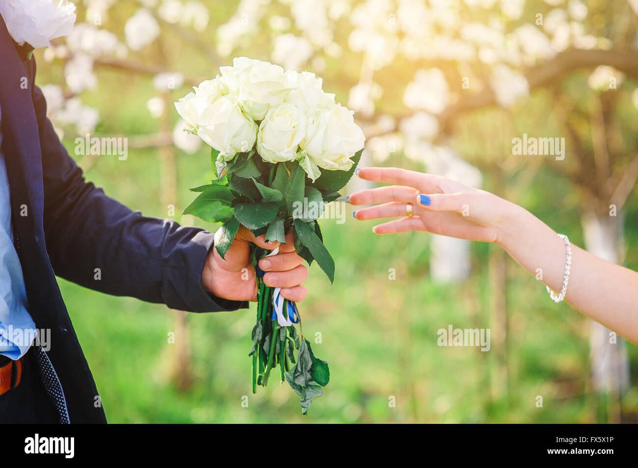 Bräutigam gibt seine Braut eine schöne Hochzeit bouquet Stockfoto