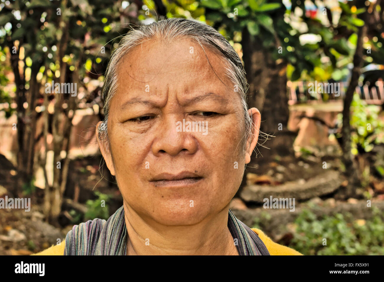 Javanischen Frau Verkäufer von Jamu, traditionellen indonesischen Medizin, wodurch sie sich von den Kräutern. Stockfoto