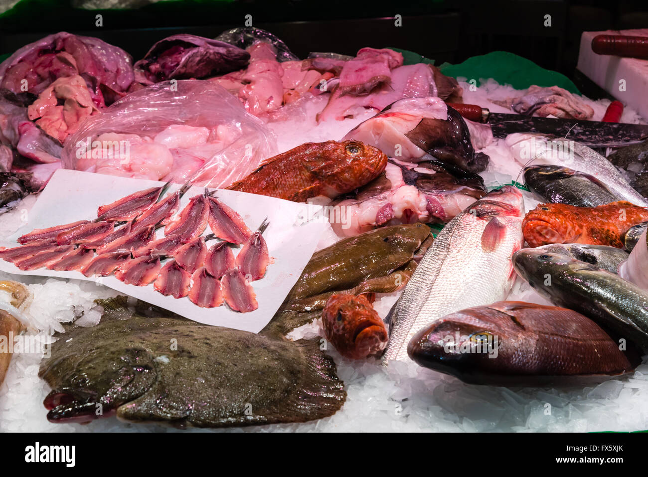 frisch gefangenen Fisch auf dem display Stockfoto