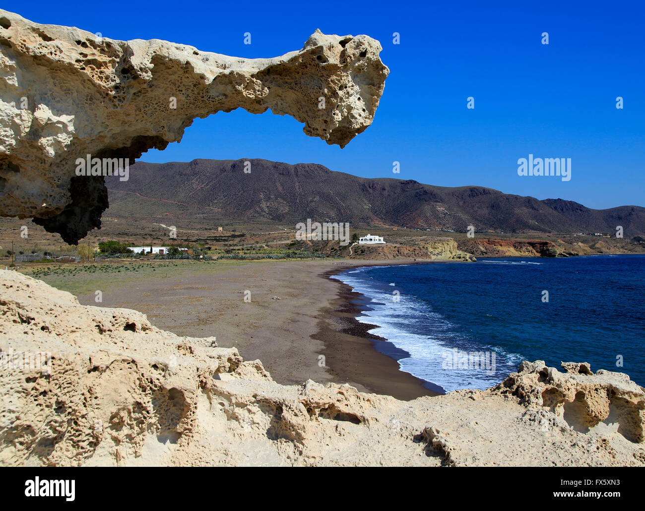 Strand und geformten Kalkstein Felsen Struktur, Los Escullos, Cabo de Gata Naturpark, Almeria, Spanien Stockfoto