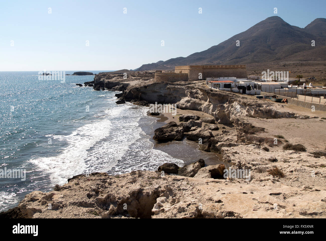 Vulkane und versteinerte Sanddüne rock Struktur, Los Escullos, Cabo de Gata Naturpark, Almeria, Spanien Stockfoto