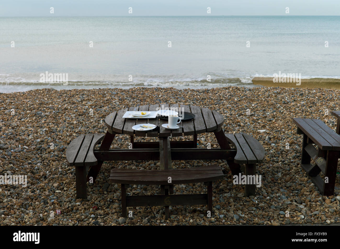 Frühstück-Reste am Strand Picknick Tisch, Hove, Sussex, UK Stockfoto
