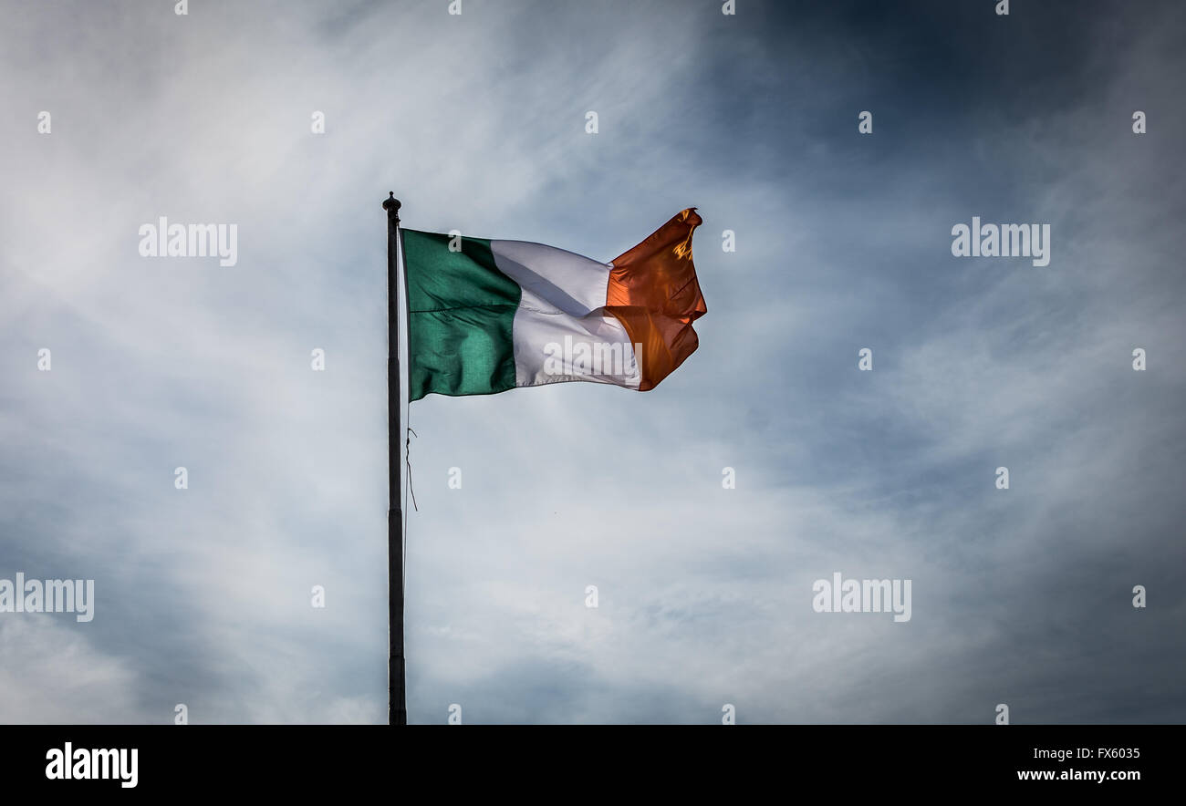 Die irische Trikolore fliegt von Fahnenstange. Die Nationalflagge von Irland. Stockfoto