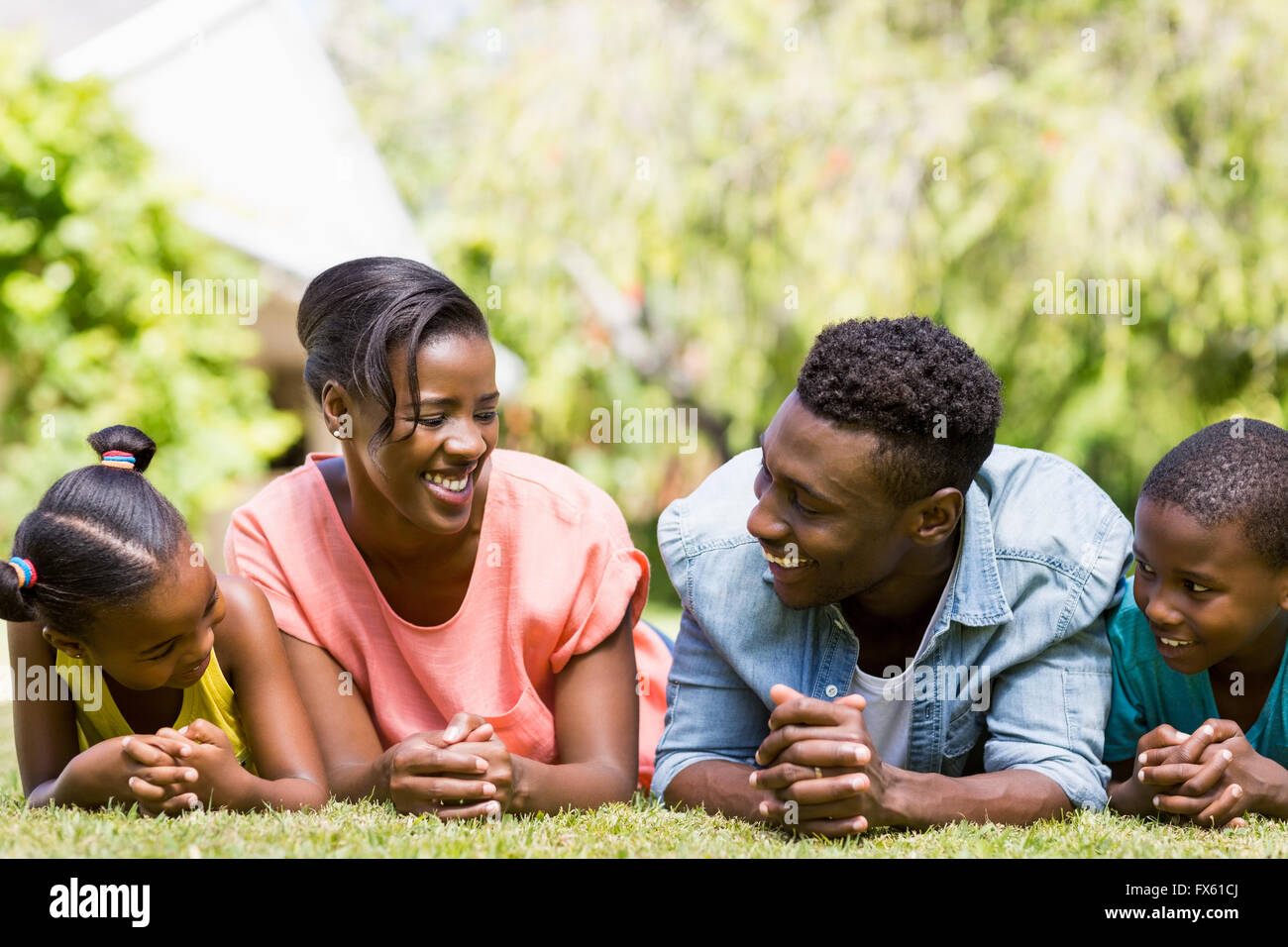 Glückliche Familie zusammen lachen Stockfoto