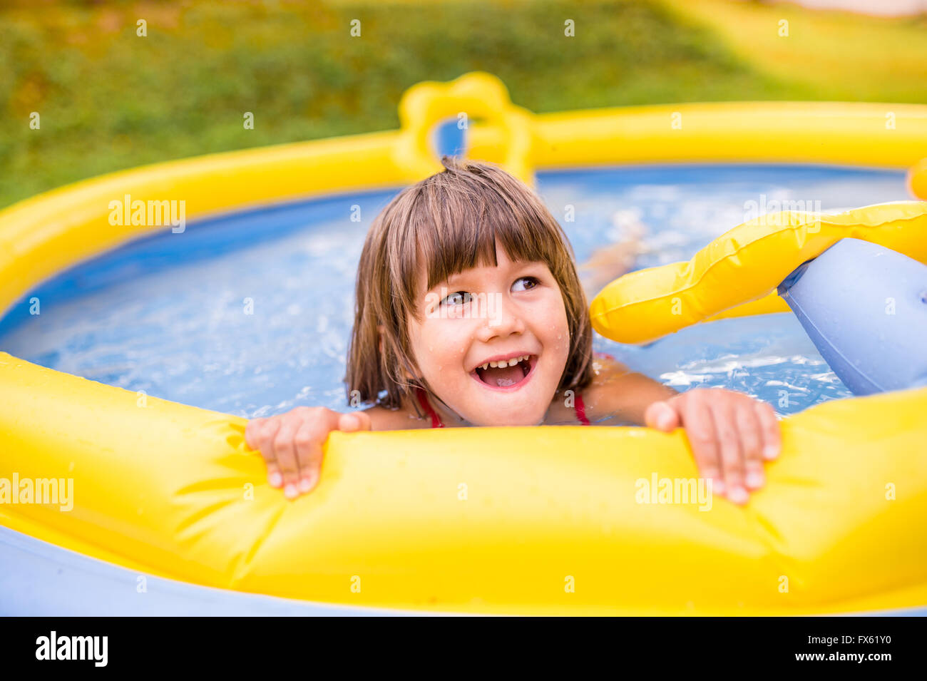 Süßes Kleines Mädchen Im Badeanzug Fotos Und Bildmaterial In Hoher Auflösung Seite 5 Alamy 