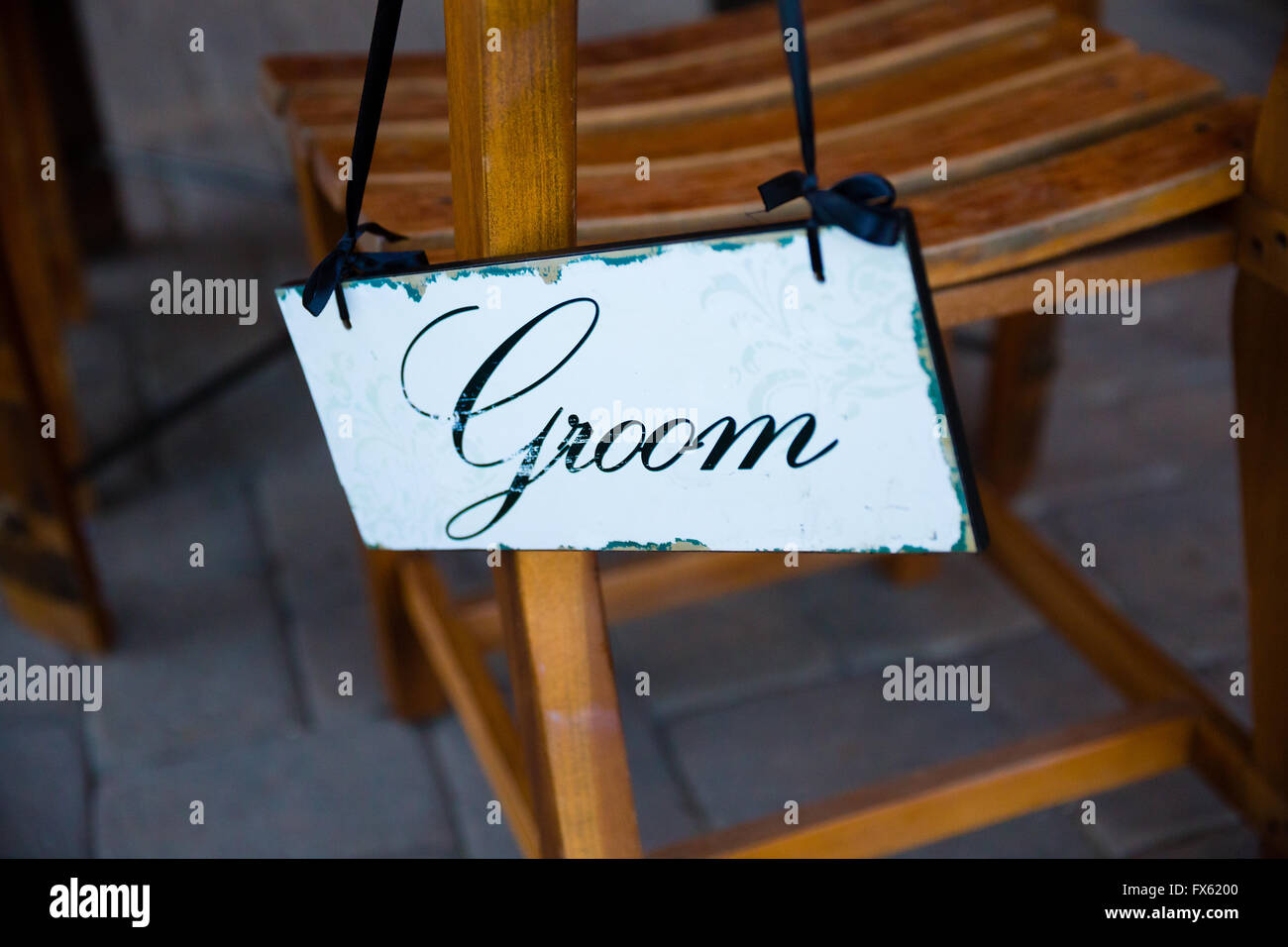 Melden Sie reservieren ein Sitz für den Bräutigam bei einer Hochzeitsfeier. Stockfoto