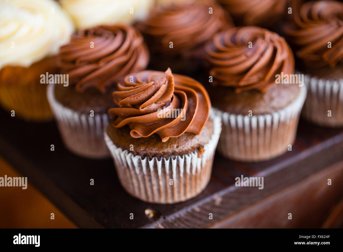 Cupcakes bei einer Hochzeitsfeier mit einer Vielzahl von Geschmacksrichtungen. Stockfoto