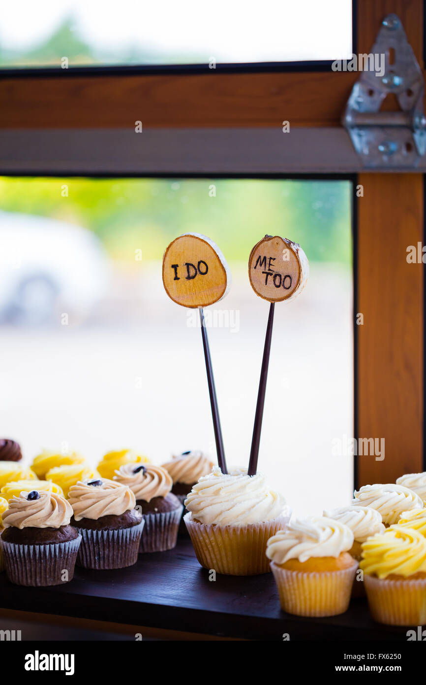 Cupcakes bei einer Hochzeitsfeier mit einer Vielzahl von Geschmacksrichtungen. Stockfoto