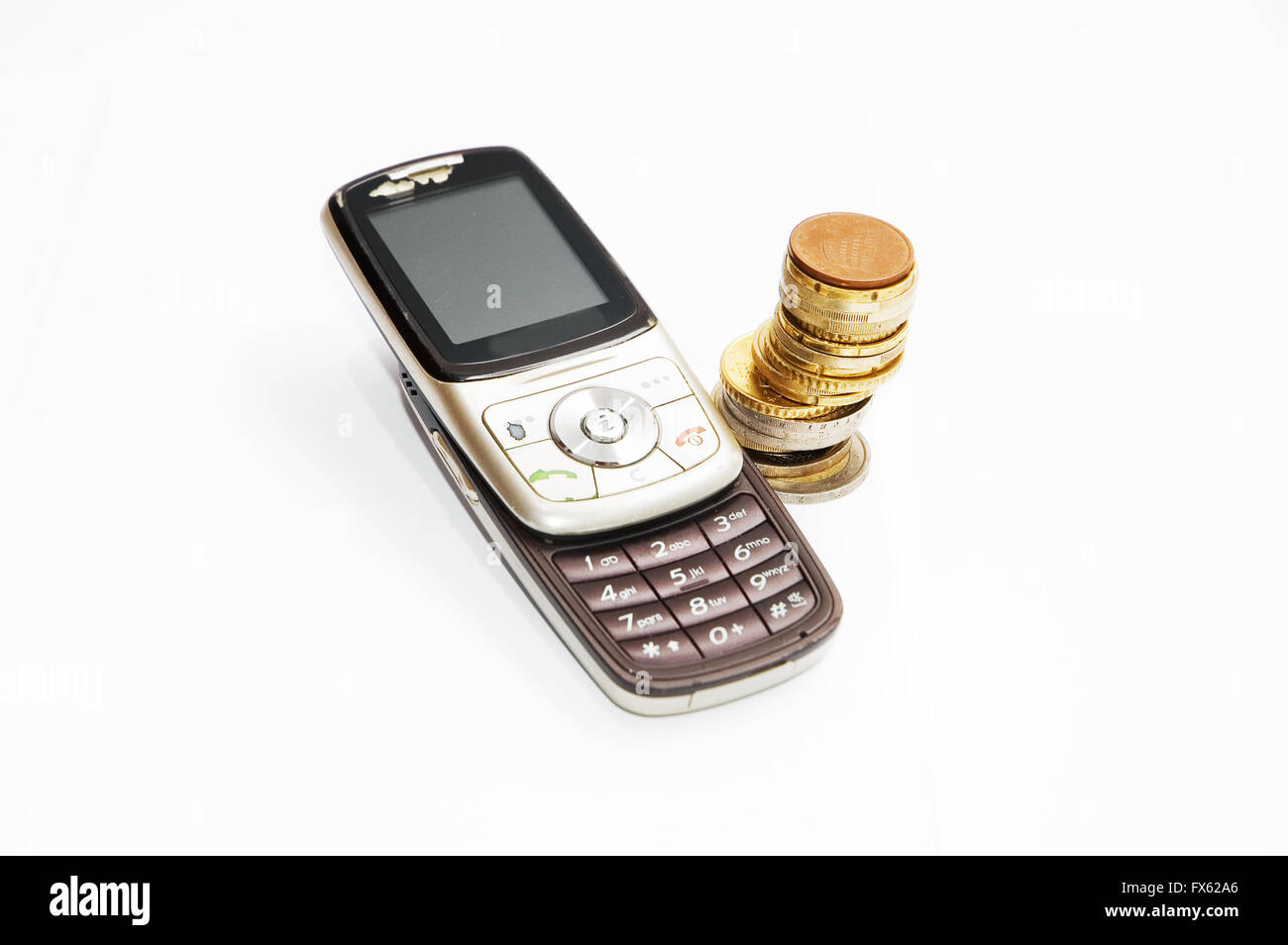 Altes Handy ruiniert und kratzig und europäische Währung Stockfoto