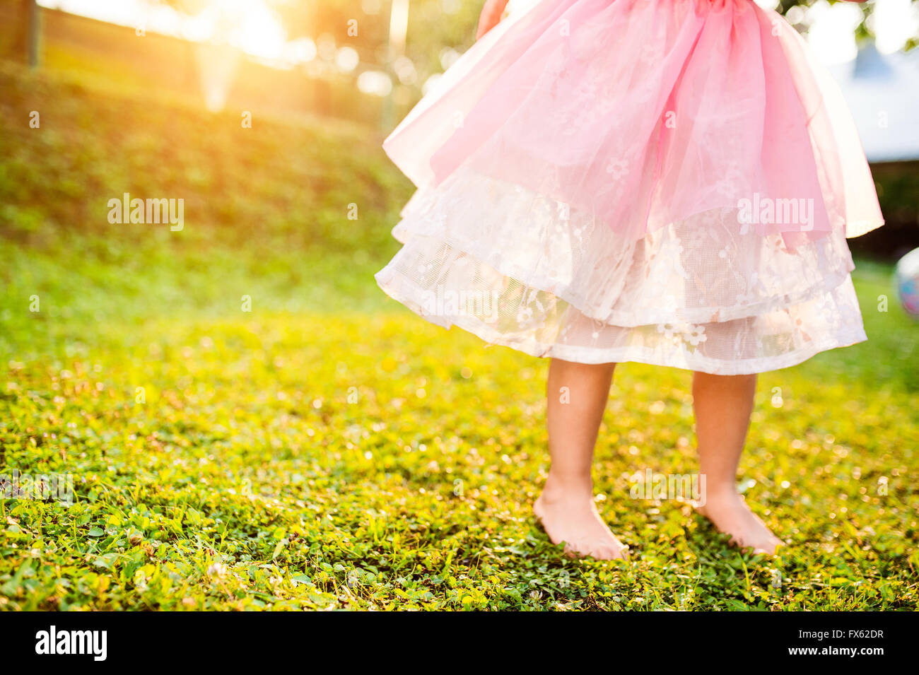 Unkenntlich Mädchen Prinzessin Rock im sonnigen Garten laufen Stockfoto