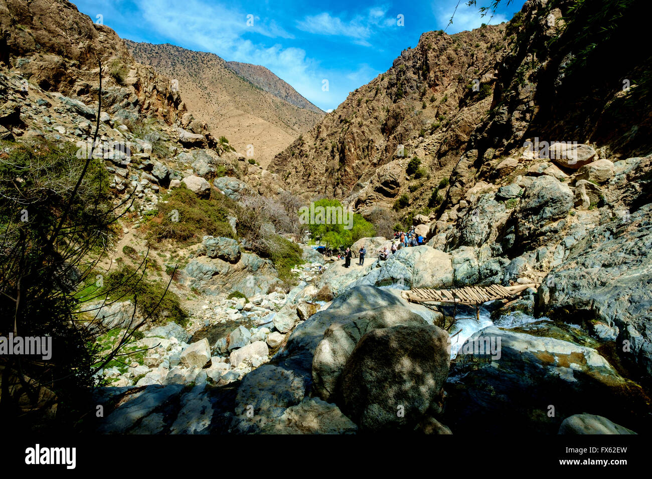 Touristen auf den steilen, schmalen Pfad in den Atlas in Richtung der Wasserfälle Setti Fatma Stockfoto