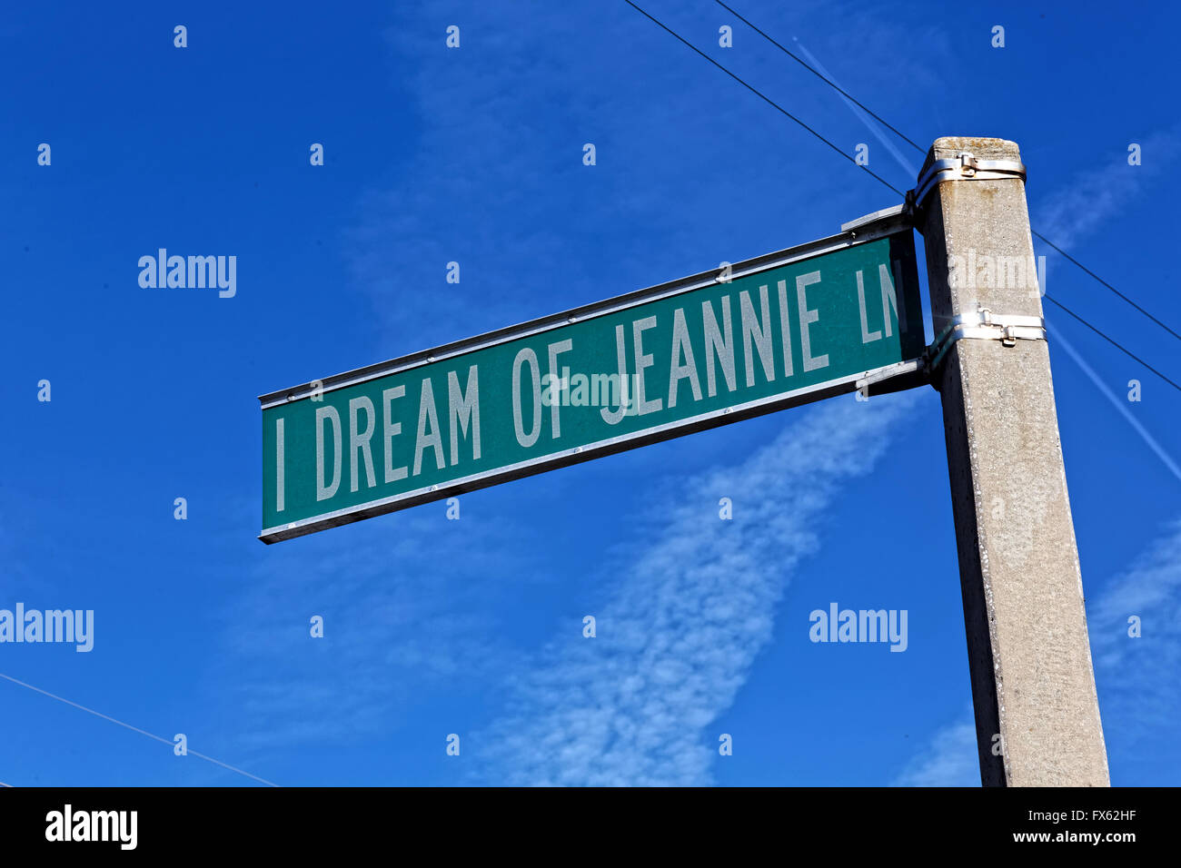 Ich Träume von Jeannie Lane in Cocoa Beach, Florida. Die Straße ist benannt nach der TV-Serie 1970' Darsteller Barbara Eden. Stockfoto