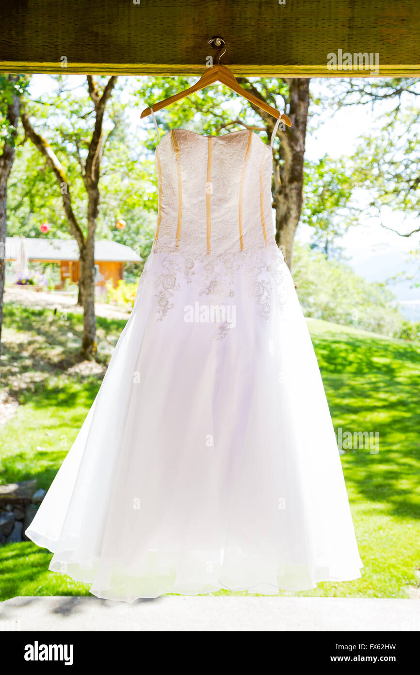 Brautkleid hängen für ein Foto in einem Weingut im Süden Oregons. Stockfoto