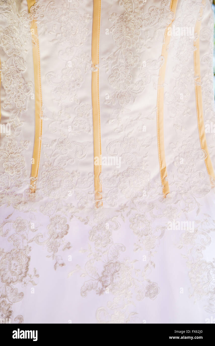 Brautkleid hängen für ein Foto in einem Weingut im Süden Oregons. Stockfoto