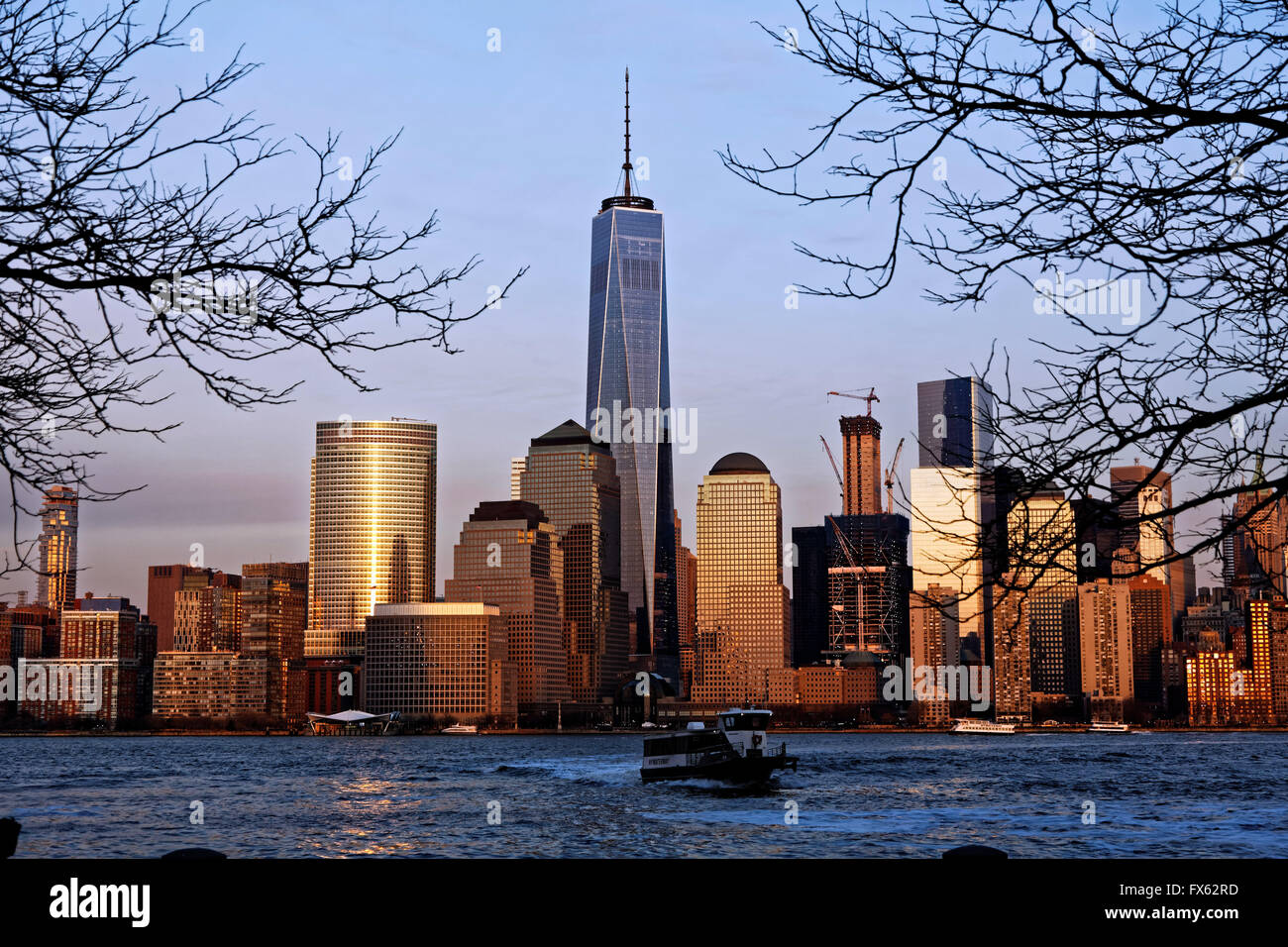 Die unteren Finanzviertel Skyline von Manhattan in New York City mit Blick auf den Hudson River, mit One World Trade Center. Stockfoto