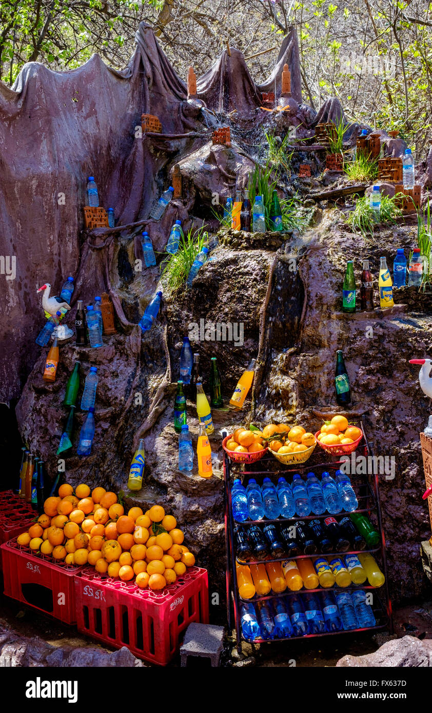 Gekühlte Getränke für Touristen unter fließendem Wasser in Setti Fatma in der Ourika Tal, Marokko, Nordafrika Stockfoto
