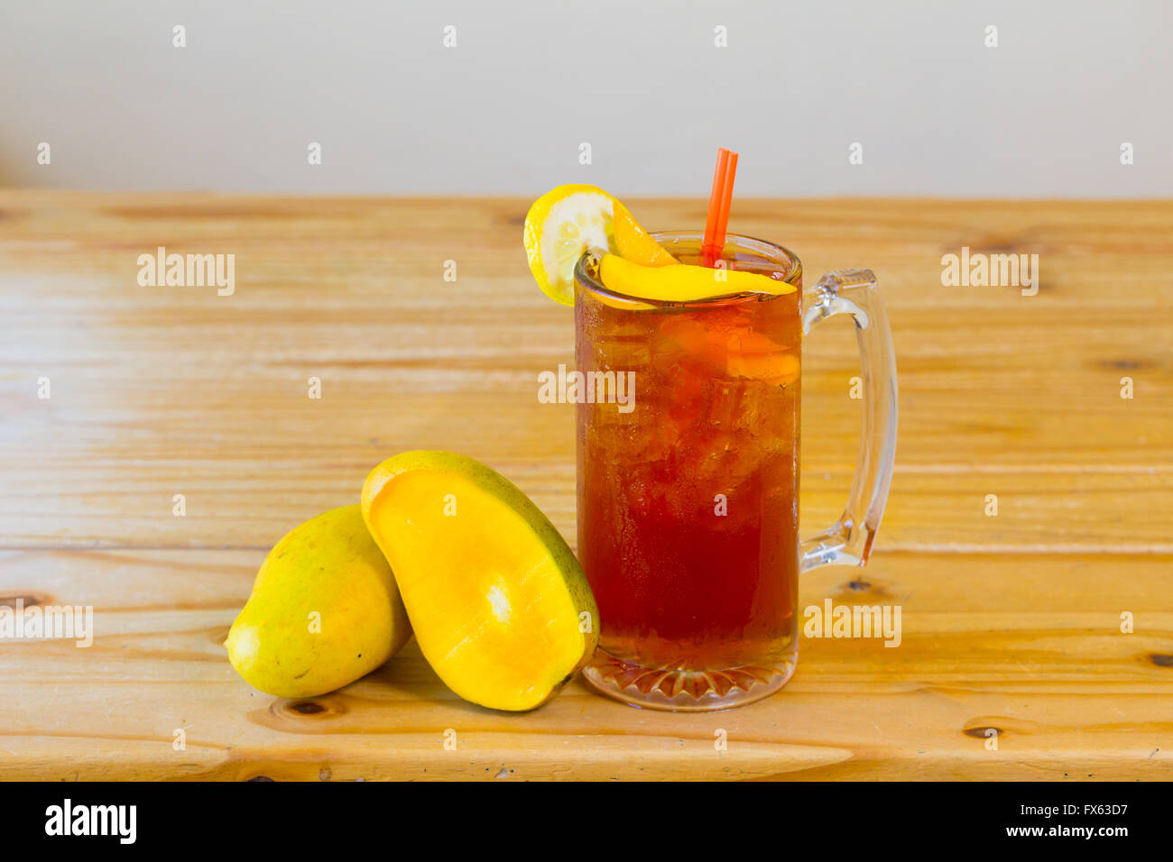 Alkoholische süßer Tee mit Früchten ähnlich einem Long Island Eistee in ein mexikanisches Restaurant-Bar. Stockfoto