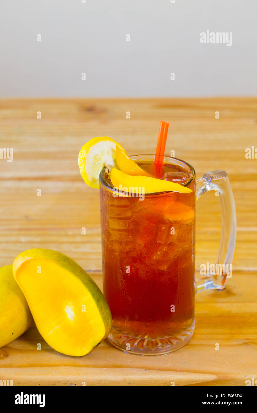 Alkoholische süßer Tee mit Früchten ähnlich einem Long Island Eistee in ein mexikanisches Restaurant-Bar. Stockfoto